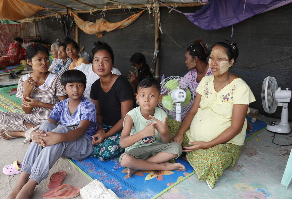 Helvetas Familie in einem Notlager in Myanmar nach dem Erdbeben – Unterstützung durch Spenden