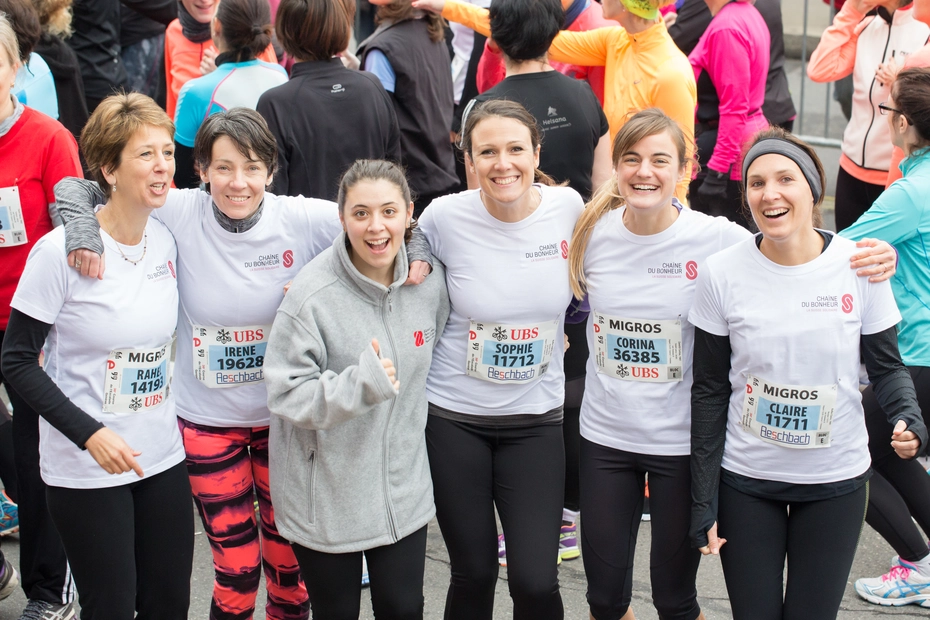 Sport für die Glückskette Sechs Frauen in Glückskette-Shirts bei einer Sportveranstaltung - Spenden sammeln durch aktive Solidarität und Sichtbarkeit.
