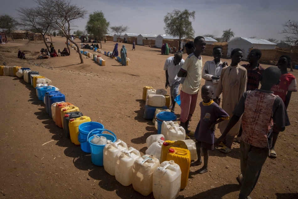 Flüchtlinge im Tschad warten auf Wasser Sudanesische Geflüchtete im Camp Farchana warten auf Wasser – MSF sichert Grundversorgung in der humanitären Krise.