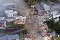 Hochwasserschäden im Wallis und im Tessin, 2000 Luftaufnahme einer durch Unwetter schwer beschädigten Stadt im Wallis und Tessin, Schweiz, unterstützt durch die Hilfskampagne 2000 der Glückskette.