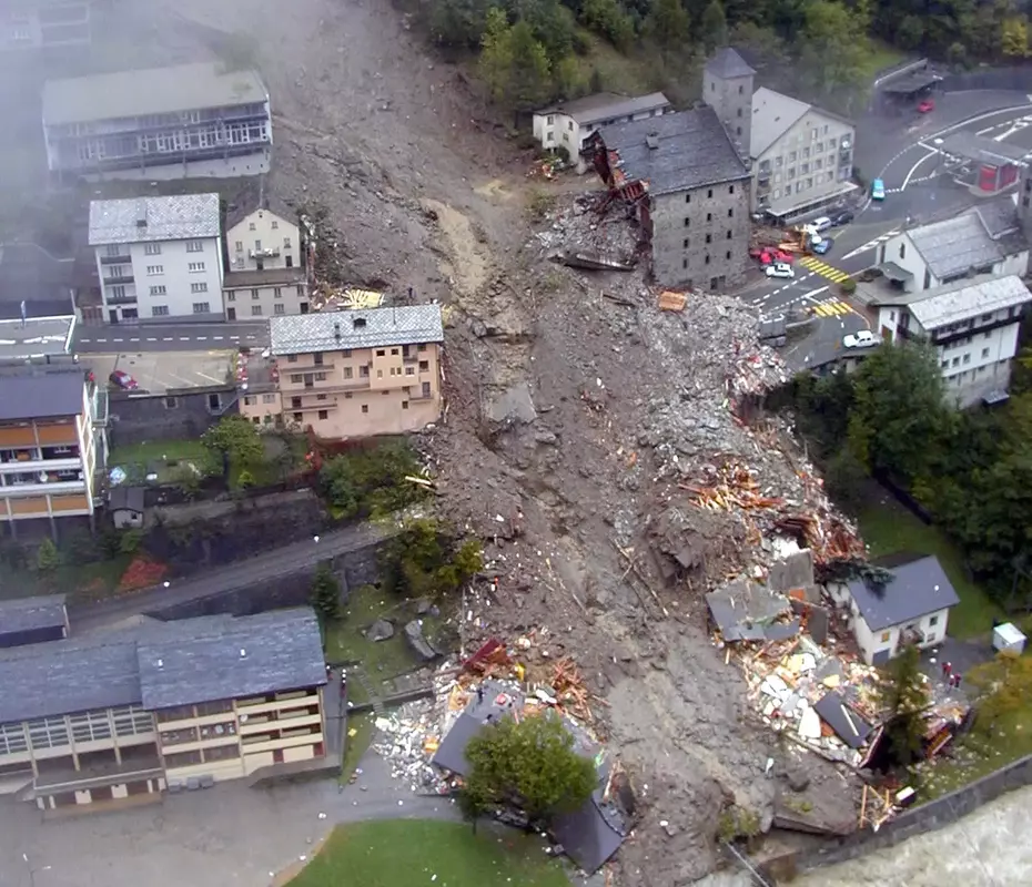 Luftaufnahme einer durch Unwetter schwer beschädigten Stadt im Wallis und Tessin, Schweiz, unterstützt durch die Hilfskampagne 2000 der Glückskette.