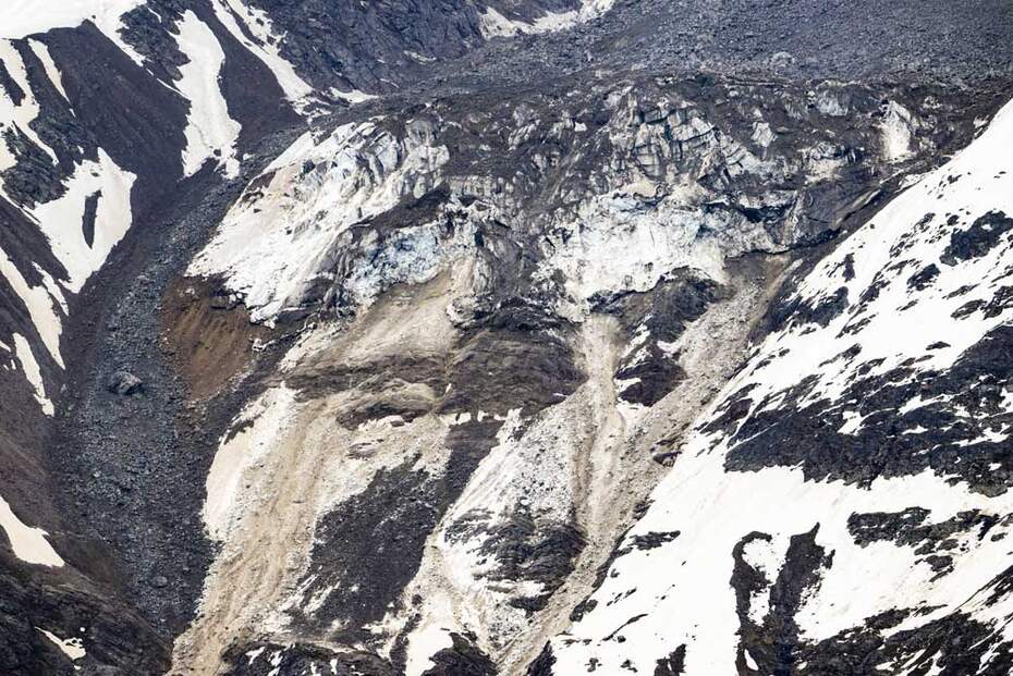 Gletscher mit Schnee und Felsen