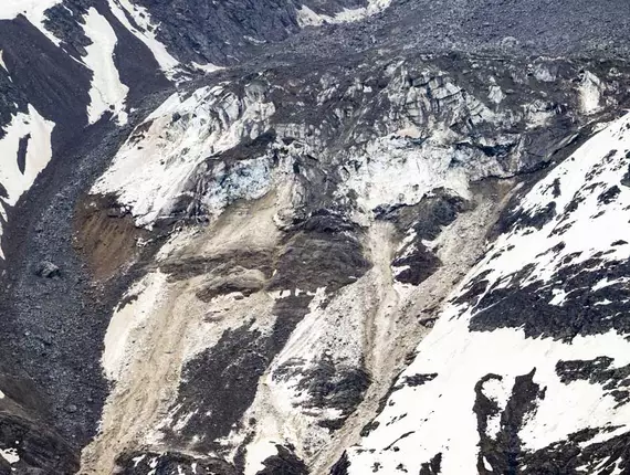 Gletscher mit Schnee und Felsen