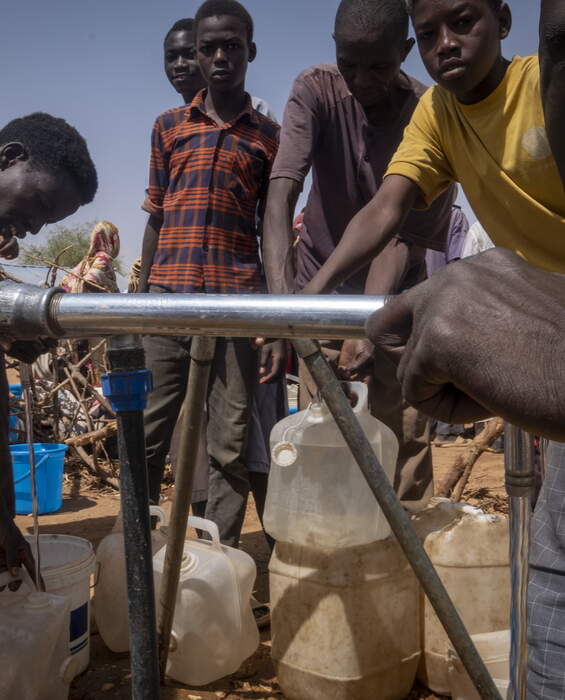 Ein funktionierender Brunnen spendet sauberes Wasser – Spenden sichern die Wasserversorgung.