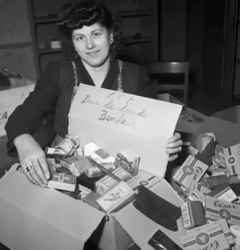 Tabak- und Schokoladenspenden für ältere Menschen - Teil der Hilfskampagne der Glückskette im Jahr 1948.