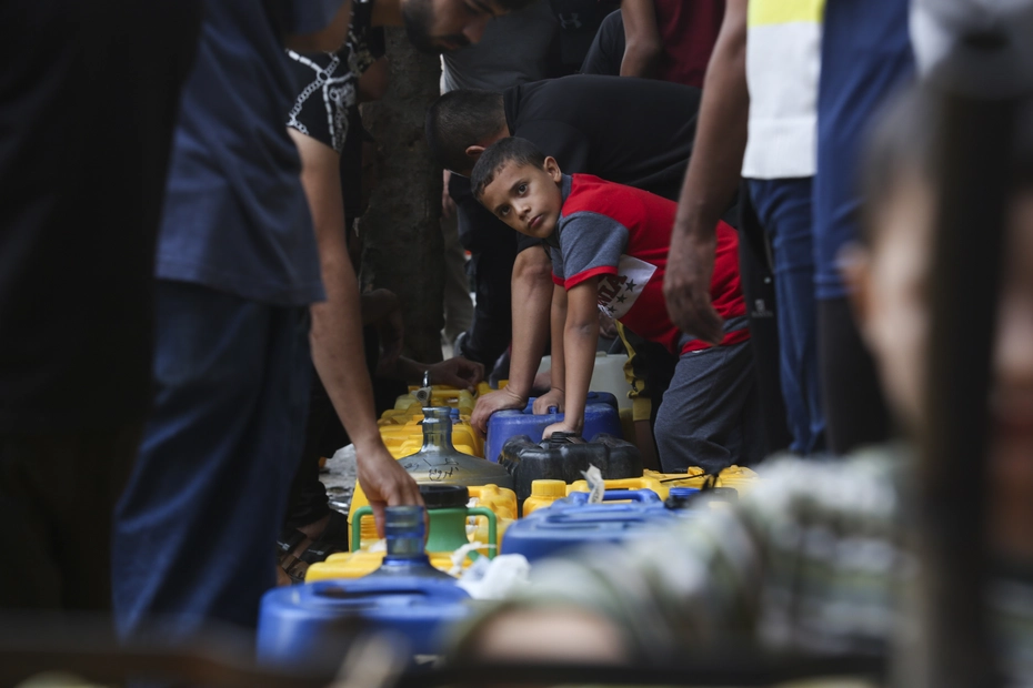 Trinkwasserversorgung in Rafah während Beschuss Palästinenser holen Trinkwasser in Rafah während andauernder Angriffe – Spenden sichern lebenswichtige Wasserversorgung in der Krise.
