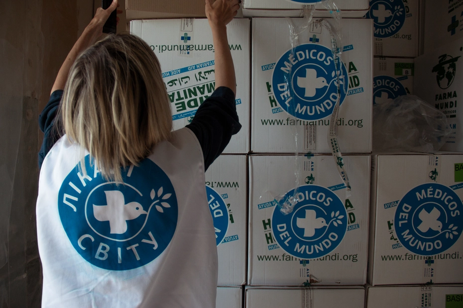 Eine Helferin von Médecins du Monde stapelt medizinische Hilfspakete – Unterstützung für zerstörte Gesundheitseinrichtungen und die Wiederherstellung der medizinischen Versorgung in der Ukraine.