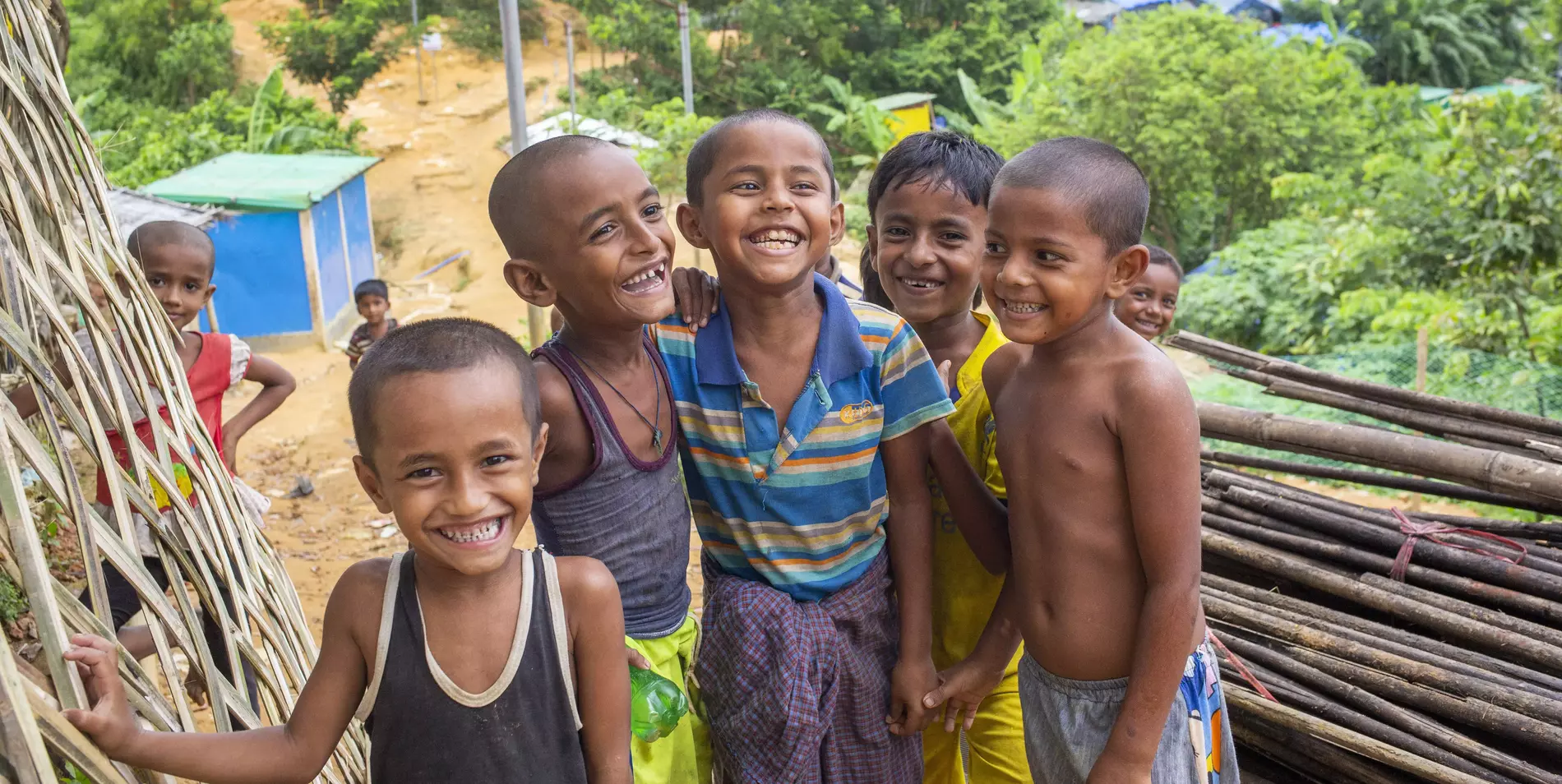 Lachende Kinder in einem Projekt für Kinderhilfe und Bildung – Ihre Spenden helfen, Hoffnung und Perspektiven zu ermöglichen.
