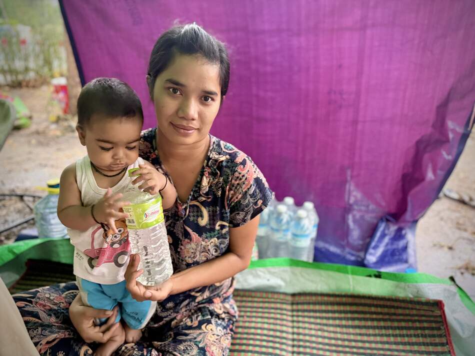 Mutter mit ihrem Kind in einem Notlager in Myanmar nach dem Erdbeben – Unterstützung durch Spenden