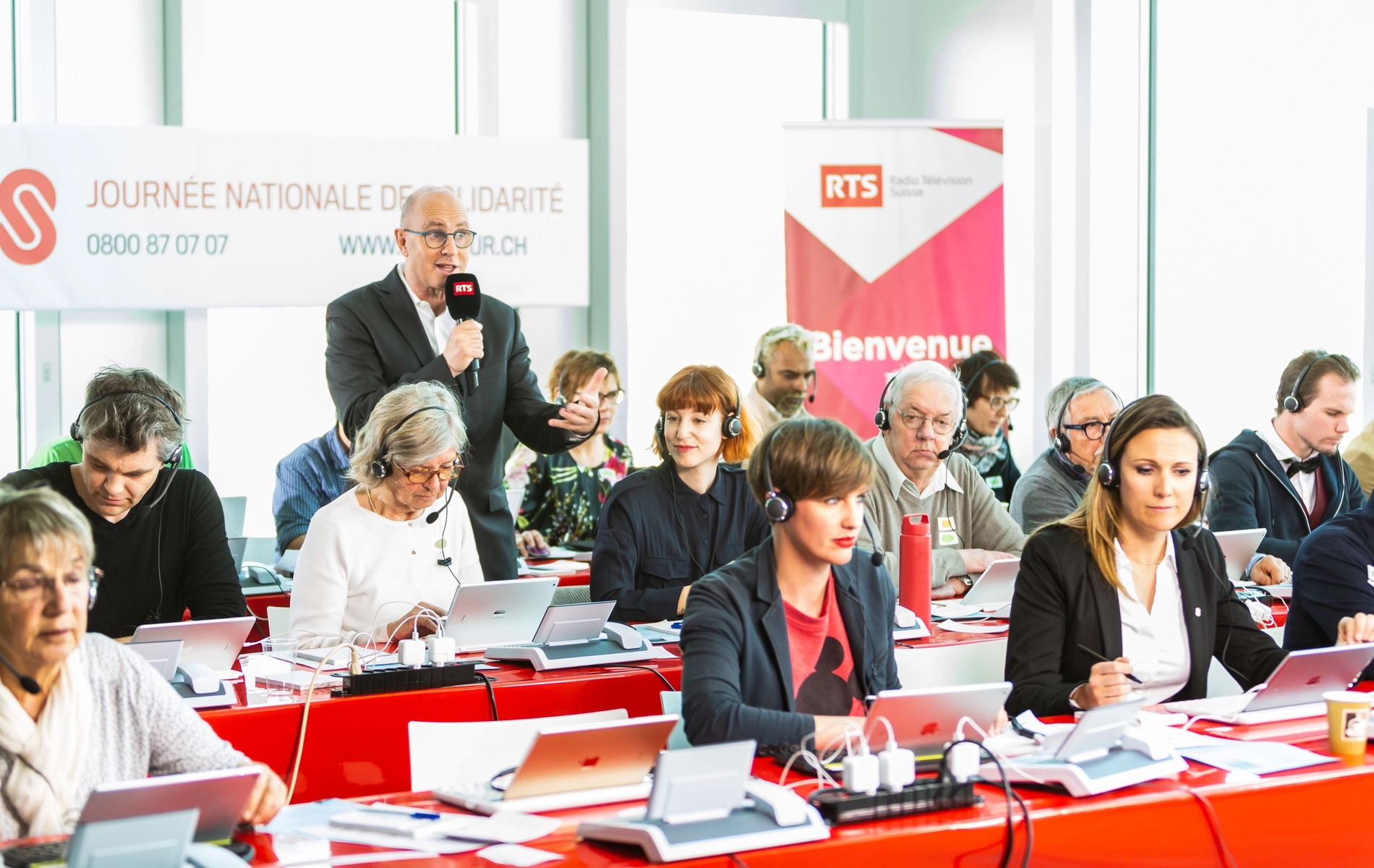 Menschen sammeln per Telefon Spenden am nationalen Solidaritätstag.