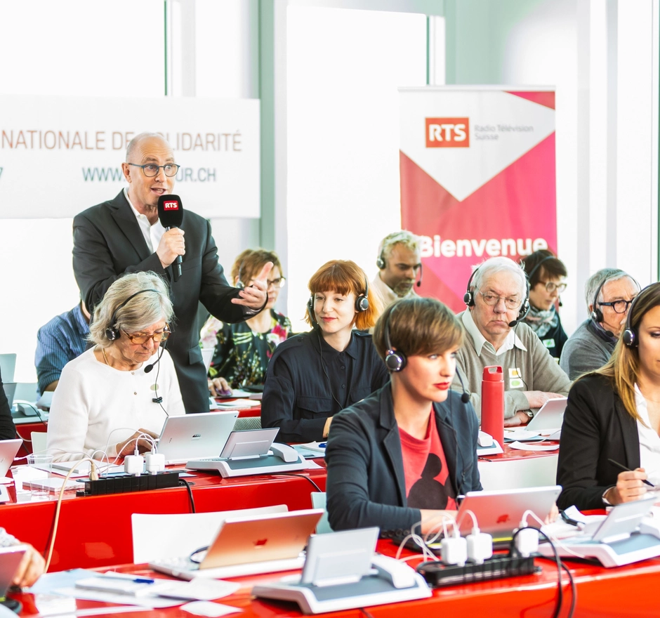 Menschen sammeln per Telefon Spenden am nationalen Solidaritätstag.