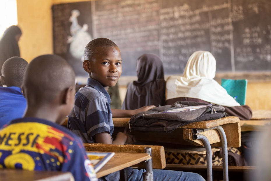 Bildungsspende für einen Jungen aus Niger. Junge in Niger kann dank Bildungsspende zur Schule gehen.