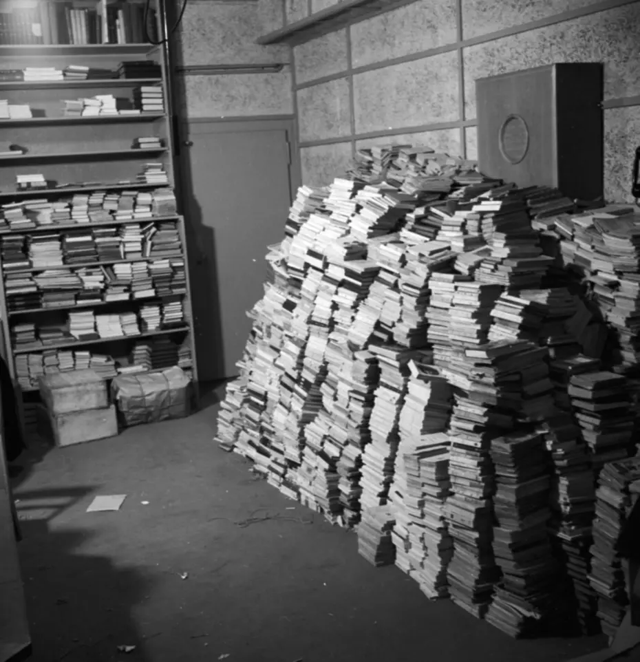 Stapel von gespendeten Büchern für verletzte Soldaten - die Nachkriegsunterstützungsinitiative der Glückskette im Jahr 1947.