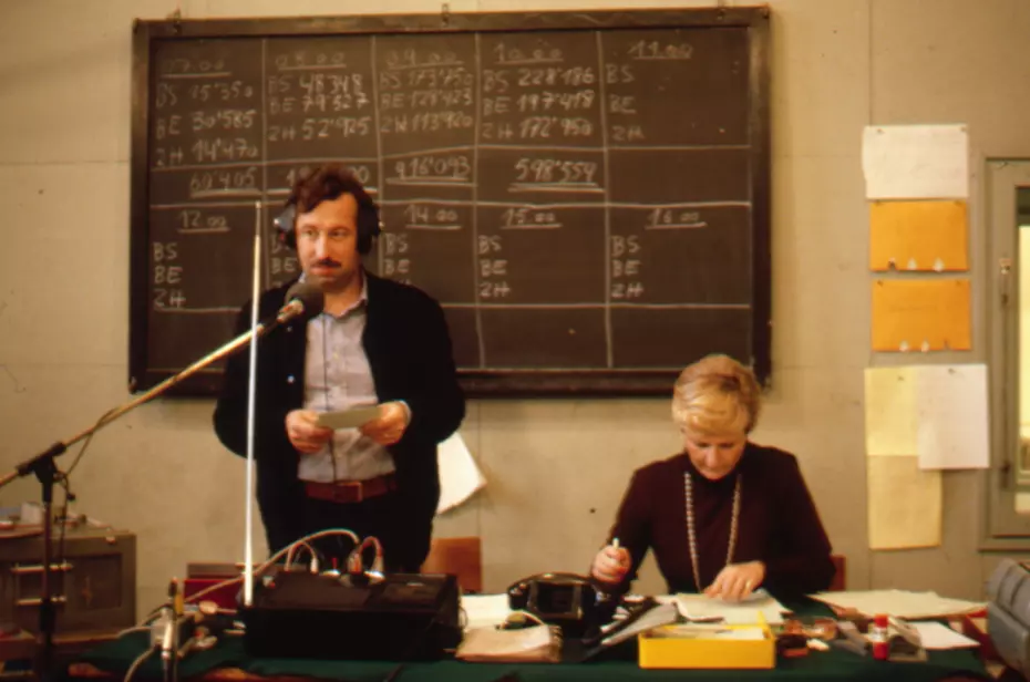Zwei Radiomoderatoren während einer frühen Sendung der Glückskette - die Wurzeln der Stiftung im öffentlichen Radio.