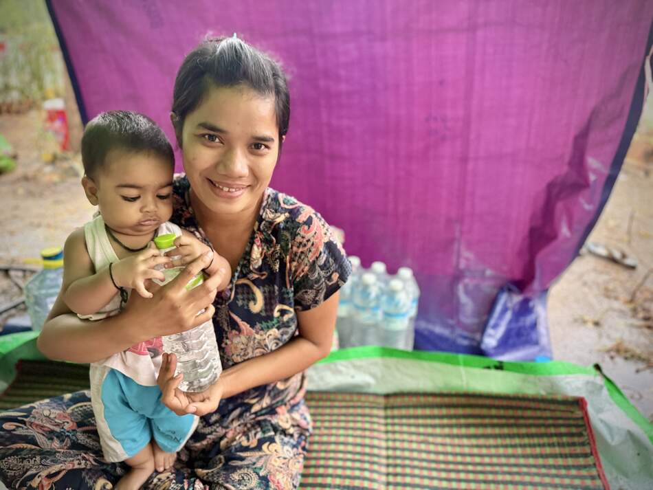 Caritas Mutter mit ihrem Kind in einem Notlager in Myanmar nach dem Erdbeben – Unterstützung durch Spenden
