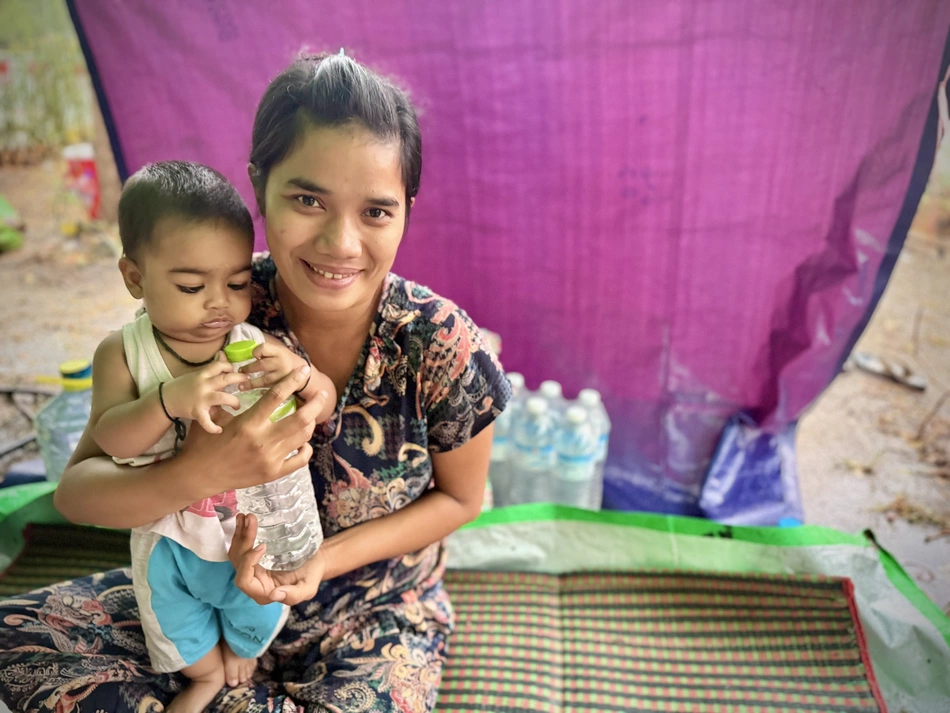 Mutter mit ihrem Kind in einem Notlager in Myanmar nach dem Erdbeben – Unterstützung durch Spenden