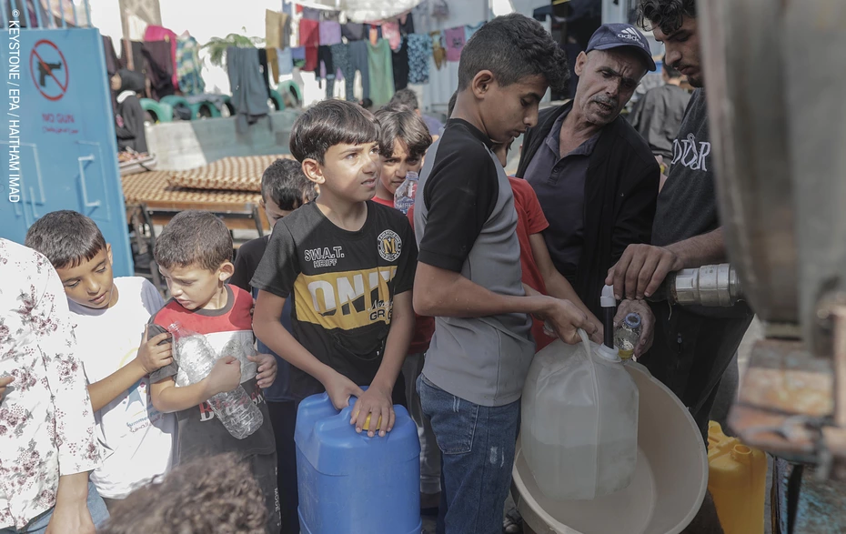 Wasserausgabe im Flüchtlingslager Khan Yunis Bewohner des Camps in Khan Yunis stehen für Trinkwasser an – Spenden ermöglichen Versorgung unter extremen Bedingungen im südlichen Gaza.