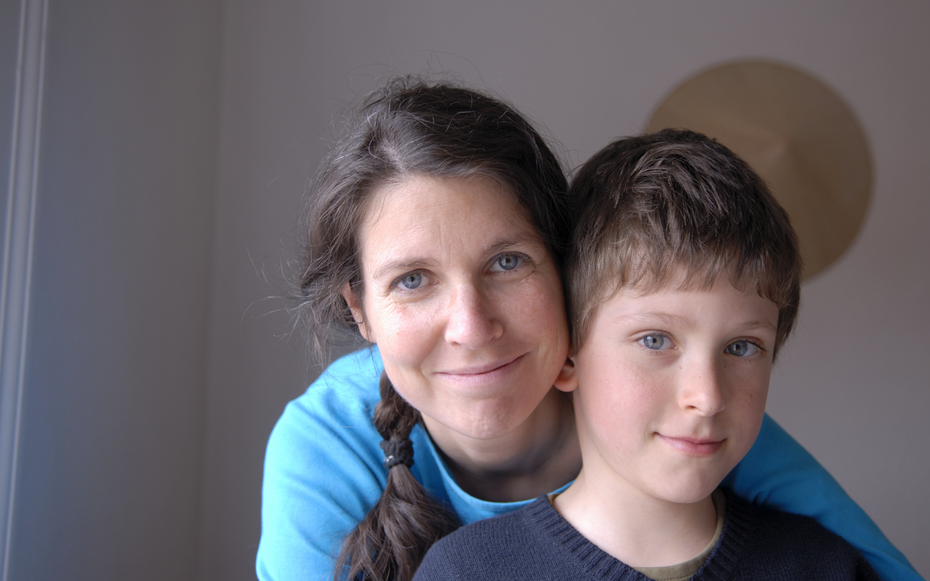 Unterstützung für gefährdete Kinder Eine Mutter umarmt ihren Sohn - Solidarität mit Kindern bietet Schutz, Fürsorge und Zugang zu Bildung.