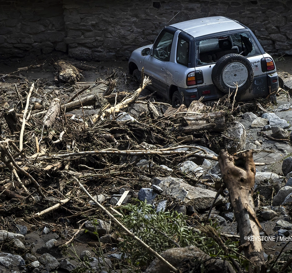 Ein zerstörtes Auto nach Unwetter im Val Maggia – Soforthilfe wird benötigt.