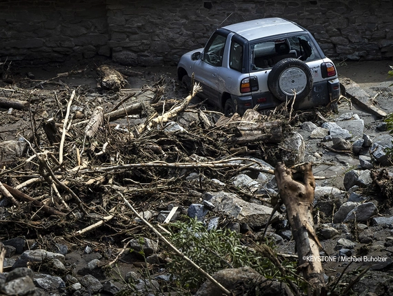 Zerstörtes Auto nach Unwetter im Val Maggia Ein zerstörtes Auto nach Unwetter im Val Maggia – Soforthilfe wird benötigt.