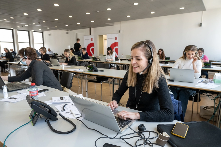 Eine Frau nimmt am Telefon Spenden entgegen - Dank dem nationalen Solidaritätstag kann akute Hilfe geleistet werden. 