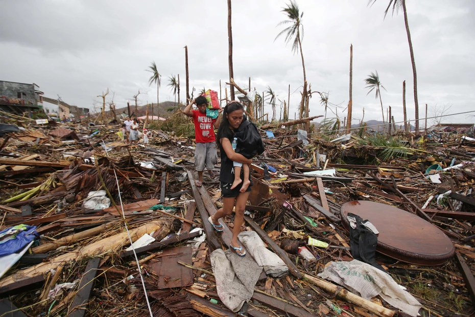 Auf den Philippinen kämpfen Menschen nach einer Naturkatastrophe durch Trümmer – Nothilfe, Soforthilfe und dringende Unterstützung sichern Überleben und helfen beim Wiederaufbau.