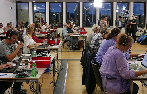 Helfende Hände an der Spendenhotline – Ehrenamtliches Engagement mit grosser Wirkung.