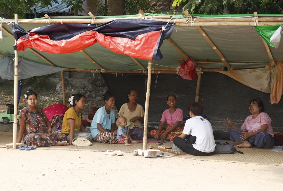 Familie in einem Notlager in Myanmar nach dem Erdbeben – Unterstützung durch Spenden.