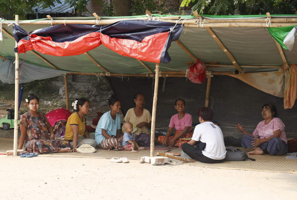 Solidar Suisse Familie in einem Notlager in Myanmar nach dem Erdbeben – Unterstützung durch Spenden.
