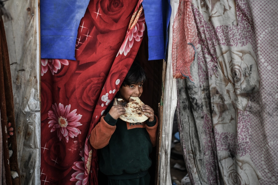 Junge in Gaza erhält Lebensmittelhilfe Ein Junge in Gaza isst ein Stück Brot – Spenden sichern lebenswichtige Nahrungsmittelhilfe in der Krisenregion.