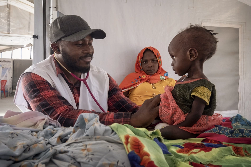 Behandlung geflüchteter, mangelernährter Kinder aus Darfur Im Camp Metche im Tschad werden mangelernährte sudanesische Kinder behandelt – sie flohen vor Gewalt in Darfur. Spenden ermöglichen lebensrettende Hilfe im Grenzgebiet.