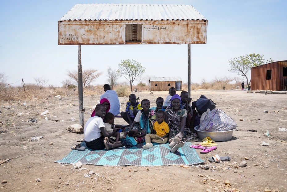 Rückkehrer aus dem Sudan warten auf Hilfe in Renk Südsudanesische Rückkehrer, die vor dem Krieg im Sudan geflohen sind, warten in Renk unter einem provisorischen Unterstand – dringend auf Nothilfe und Versorgung angewiesen.