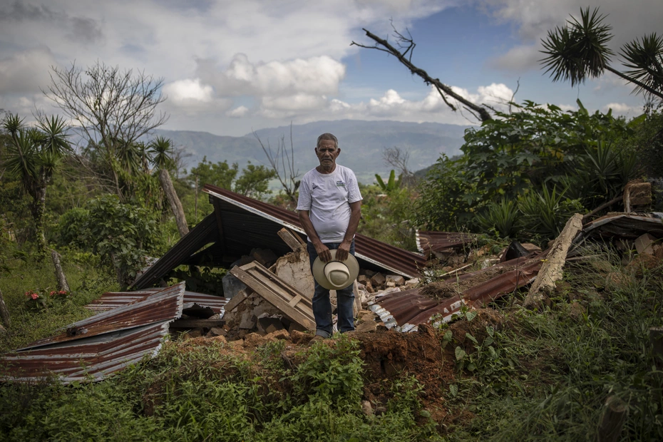 Wiederaufbauhilfe in Honduras Mann steht vor den Trümmern seines Hauses in La Reina, Honduras – zerstört durch Erdrutsch nach den Stürmen Eta und Iota – Spenden ermöglichen Wiederaufbauhilfe.