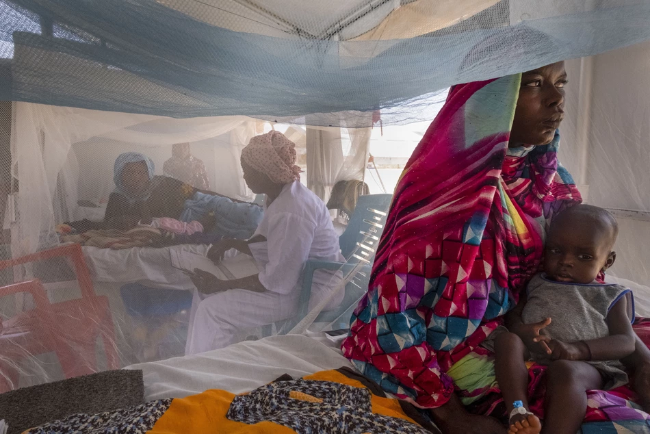 Hilfe für mangelernährte Kinder aus dem Sudan Mangelernährte sudanesische Kinder werden in einem MSF-Camp im Tschad medizinisch versorgt – Spenden retten Leben.