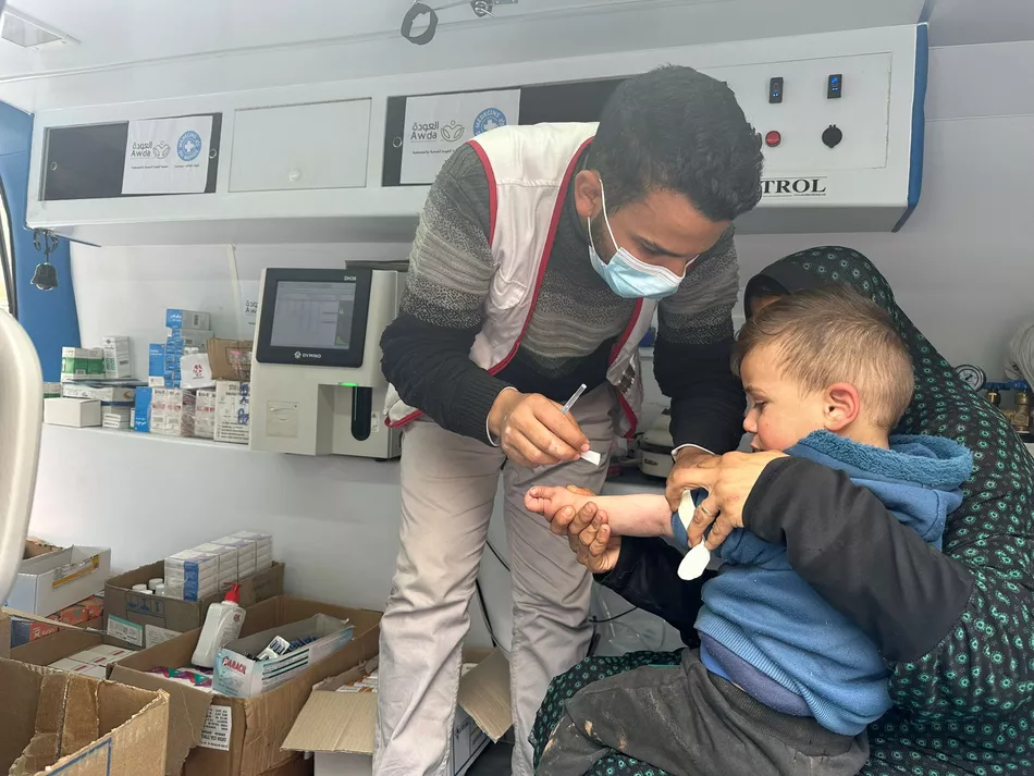 Médecins du Monde Suisse Ein verletztes Kind wird in Gaza medizinisch versorgt – Spenden ermöglichen lebensrettende Nothilfe.