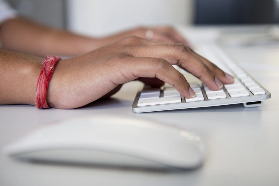 Online spenden - schnell und sicher Hände tippen auf dem Laptop - sichere Online-Spenden machen Solidarität einfach und direkt mit nur wenigen Klicks.