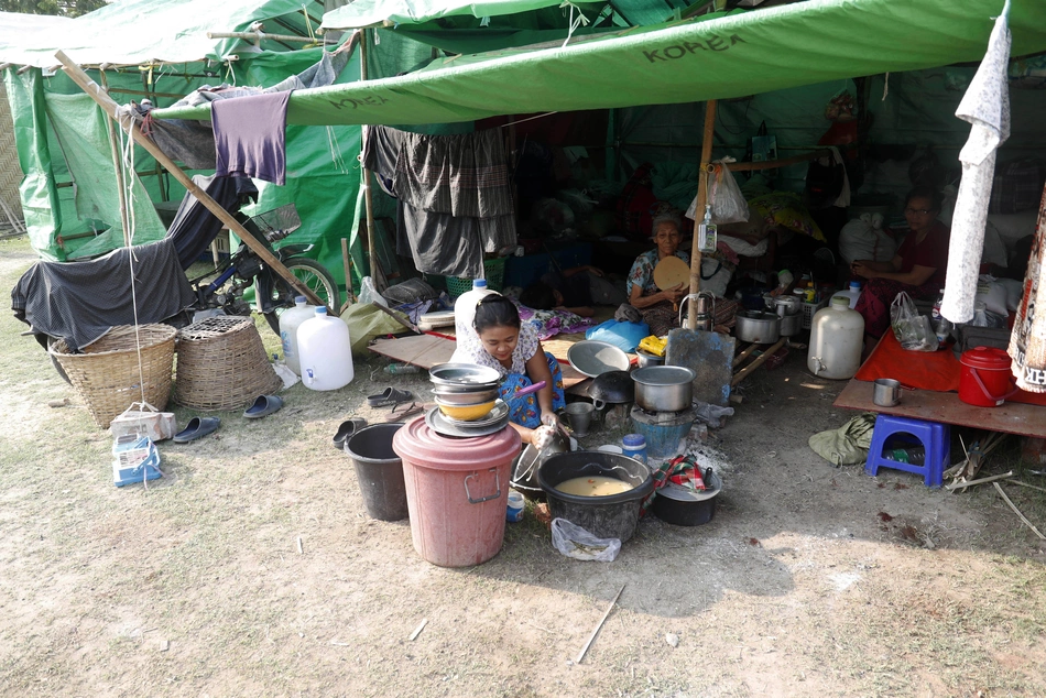Familie in einem Notlager in Myanmar nach dem Erdbeben – Unterstützung durch Spenden.