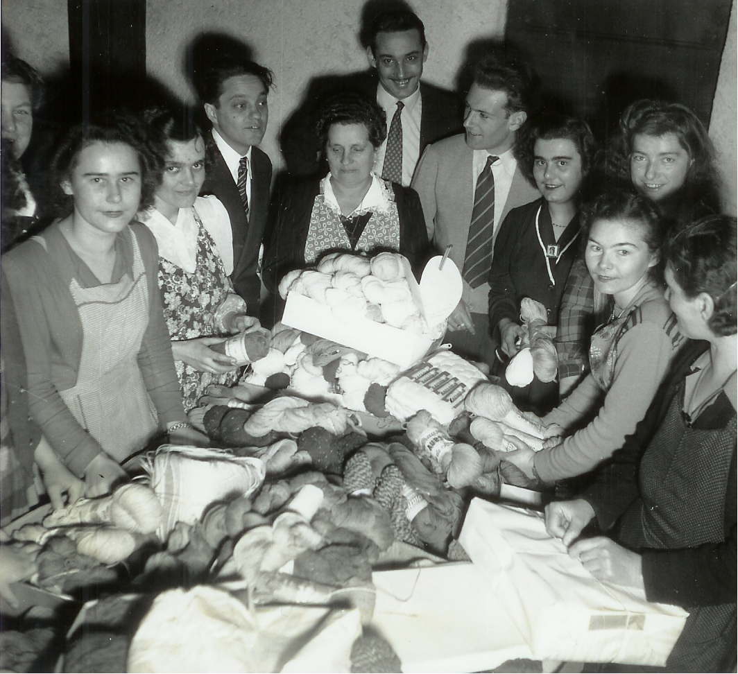 Stricken von Garn für kältegeschädigte Familien im Jahr 1951 Erfahrungsbericht von Nathalie