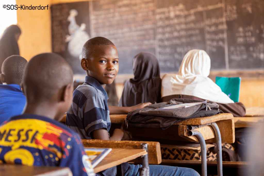 Junge im Schulunterricht in Niger